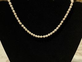 Feine Perlenkette mit 18k Verschluss