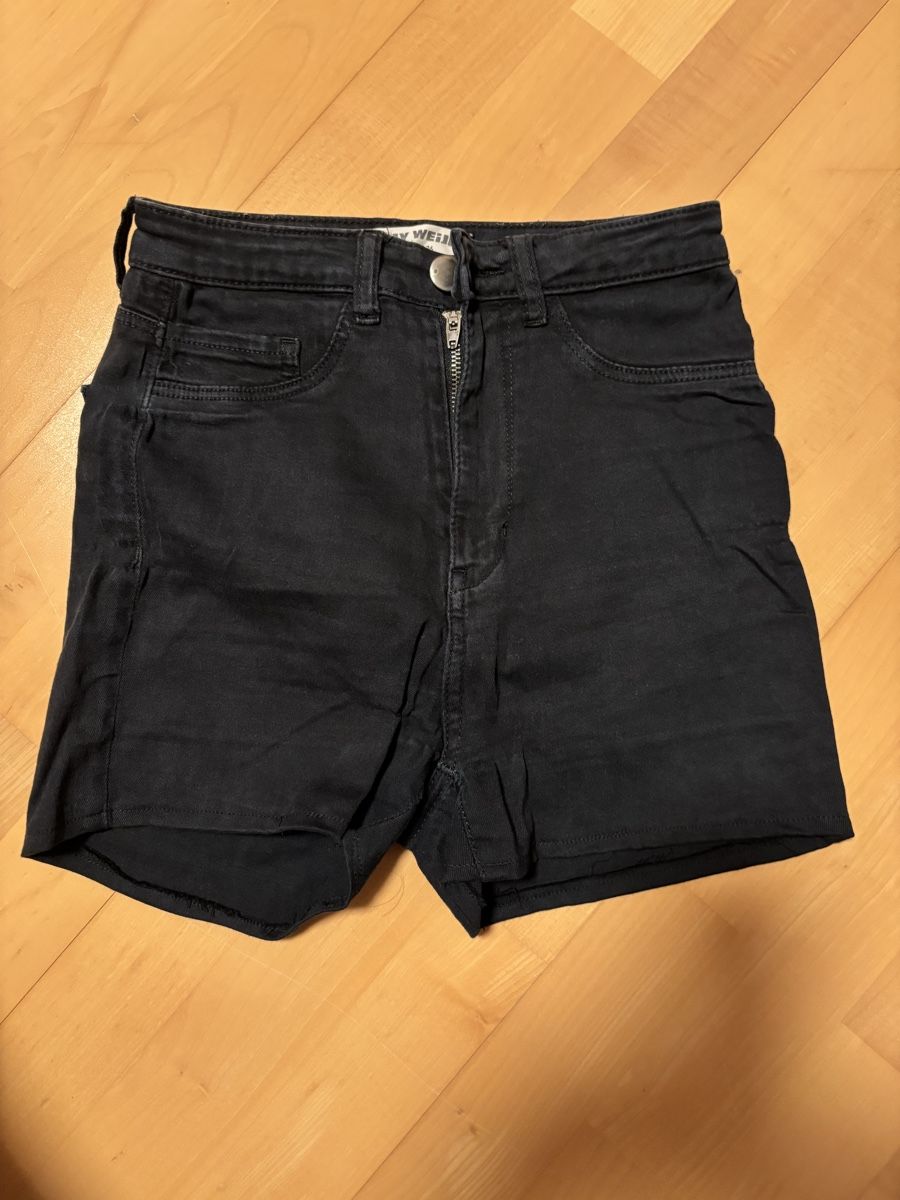 Tally Weijl Pantaloni: Kurze schwarze Hose 36 – Usato da Kesswil venduto da Branca-01