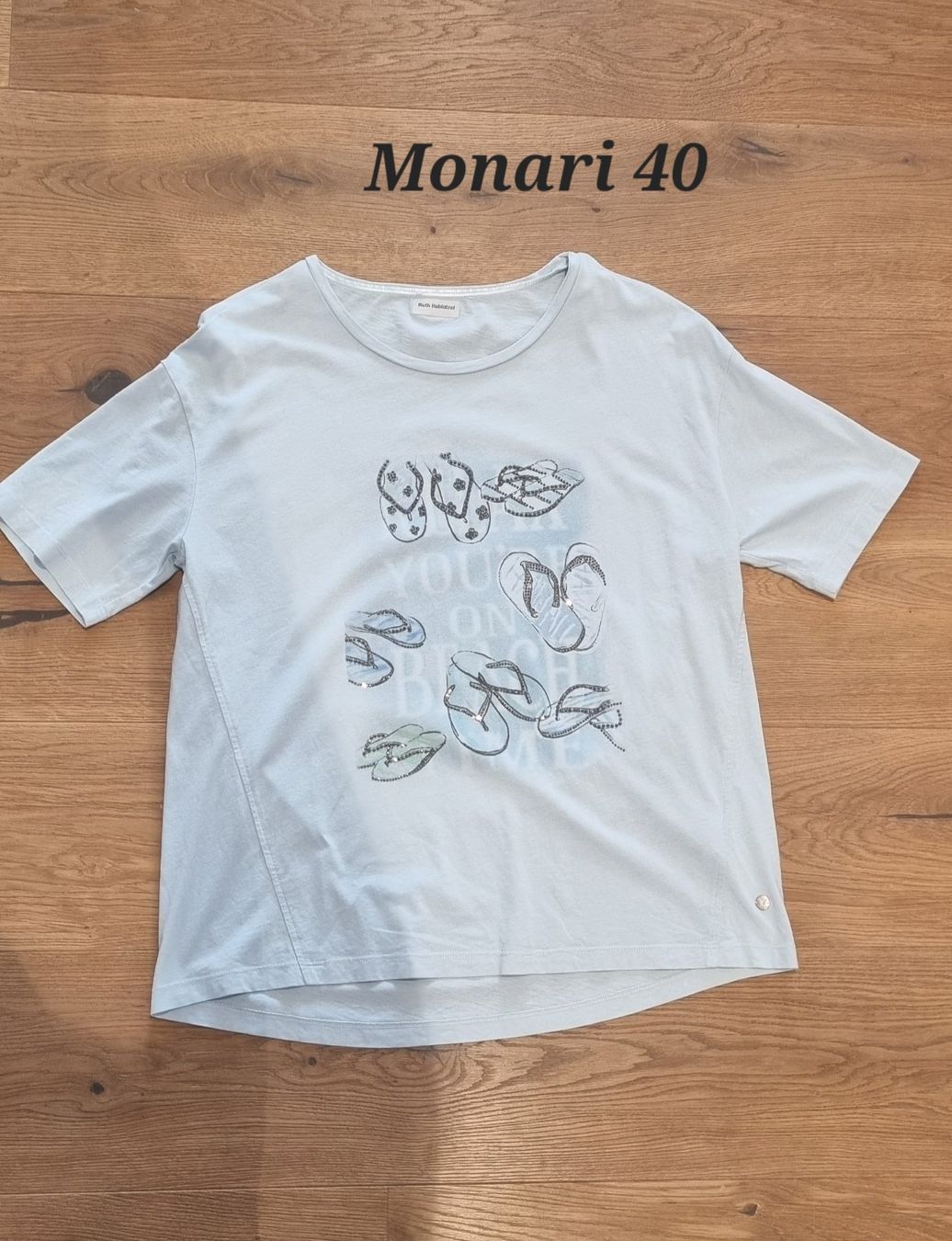 Monari T-shirt: Monari Shirt Gr. 40 mit Flipflops Motiv – Usato da Niederglatt ZH venduto da Carbon88