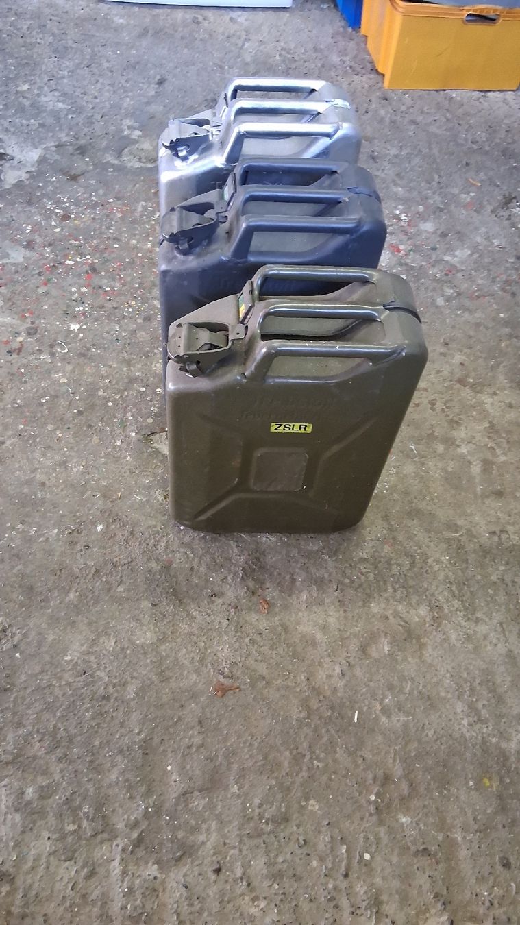 Armée suisse Bidons d’essence: 3x 20l Kraftsoffbehälter Armee – D'occasion à Wolfenschiessen par 2-stroke-garage 3