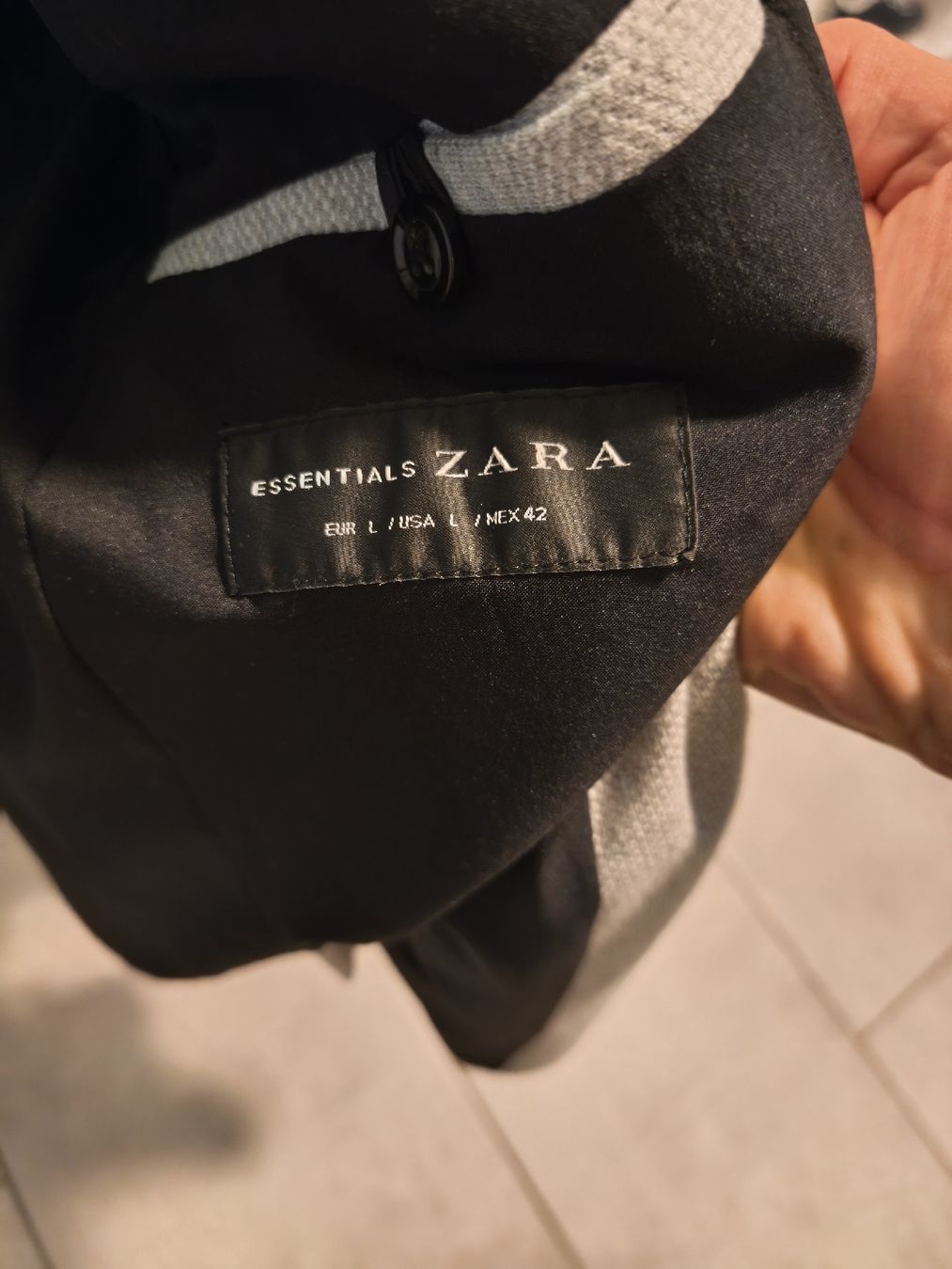 Zara Completi, tute sportive e funzionali: ZARA Essentials Herrenblazer hellgrau Gr. L  – Usato da Effretikon venduto da margion2026 2