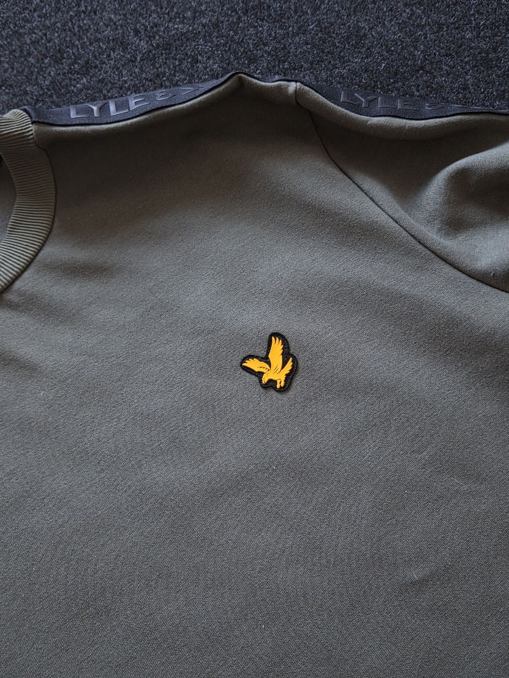 Maglioni & Felpe: Lyle & Scott Sweatshirt / Pullover Olivgrün mit Ärmel-Tape – Usato da Biel/Bienne venduto da casualculture.store 2