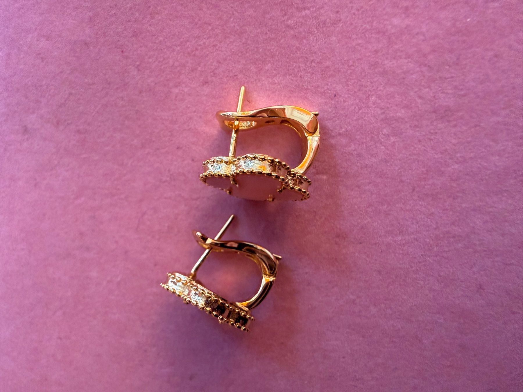 Orecchini pendenti & Orecchini a lobo: Boucles d'oreilles trèfle rose et or – Nuovo e nell'imballaggio originale da St-Maurice venduto da Sandrinette123 5