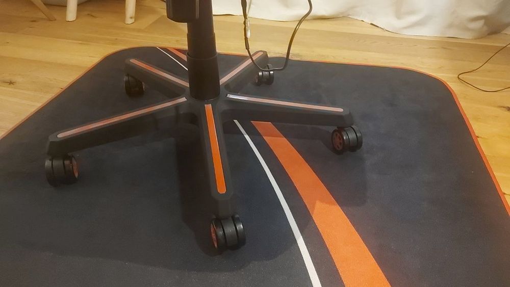 MC Racing Gaming Chair/ Stuhl mit LED und Arozzi Teppich Kaufen auf Ricardo