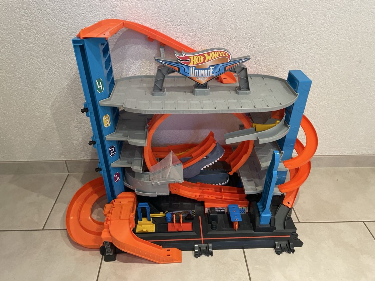 Hot Wheels Giocattoli: Hot Wheels Garade – Usato da Ottikon venduto da CurcioA