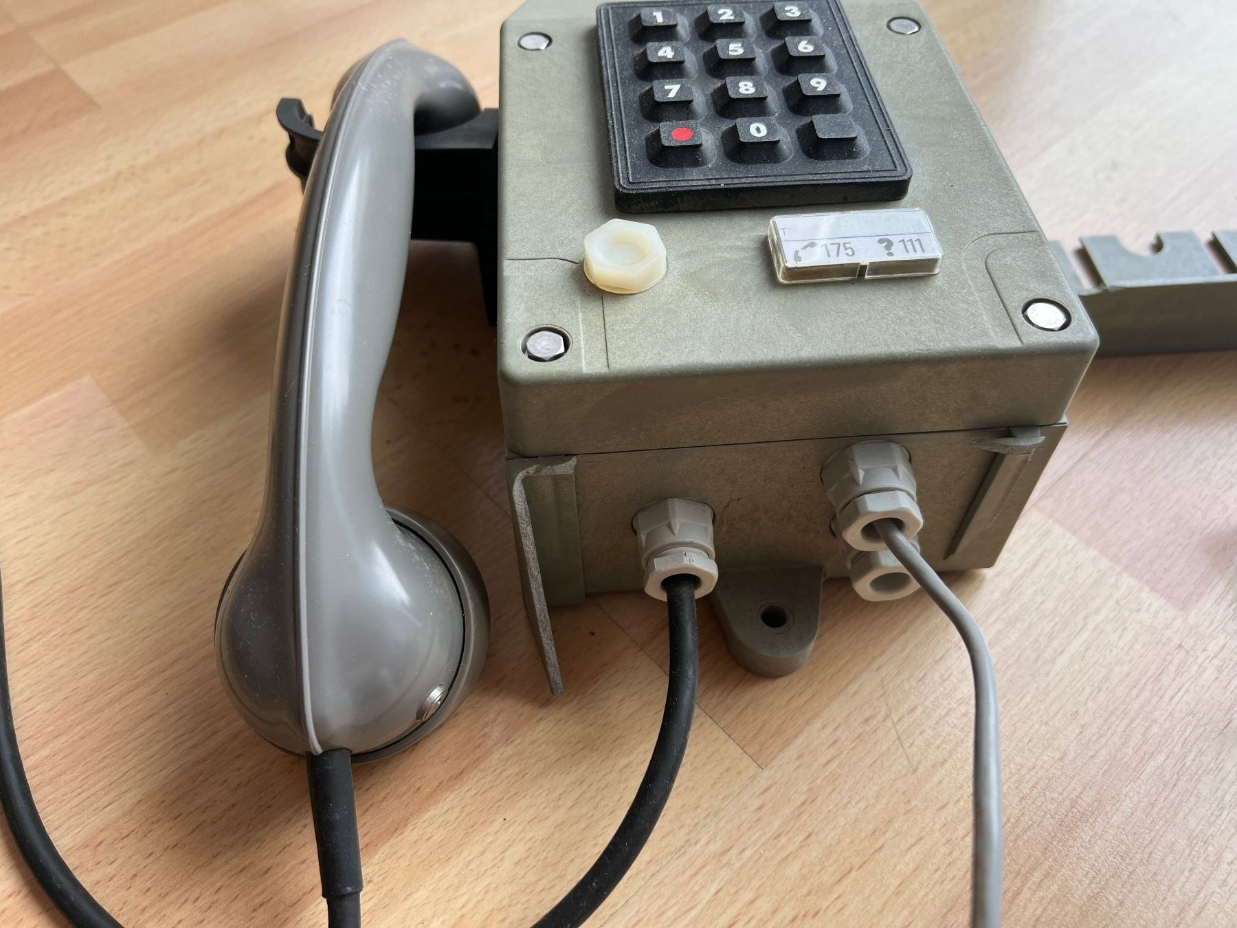 Telefone: Telefonapparat, Wandtelefon (feucht) Mod. 70 – Gebraucht aus Burgdorf von 9500 3
