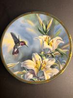 Sammlerteller Ruby-Throated Hummingbird and Lilies, D 16.5cm