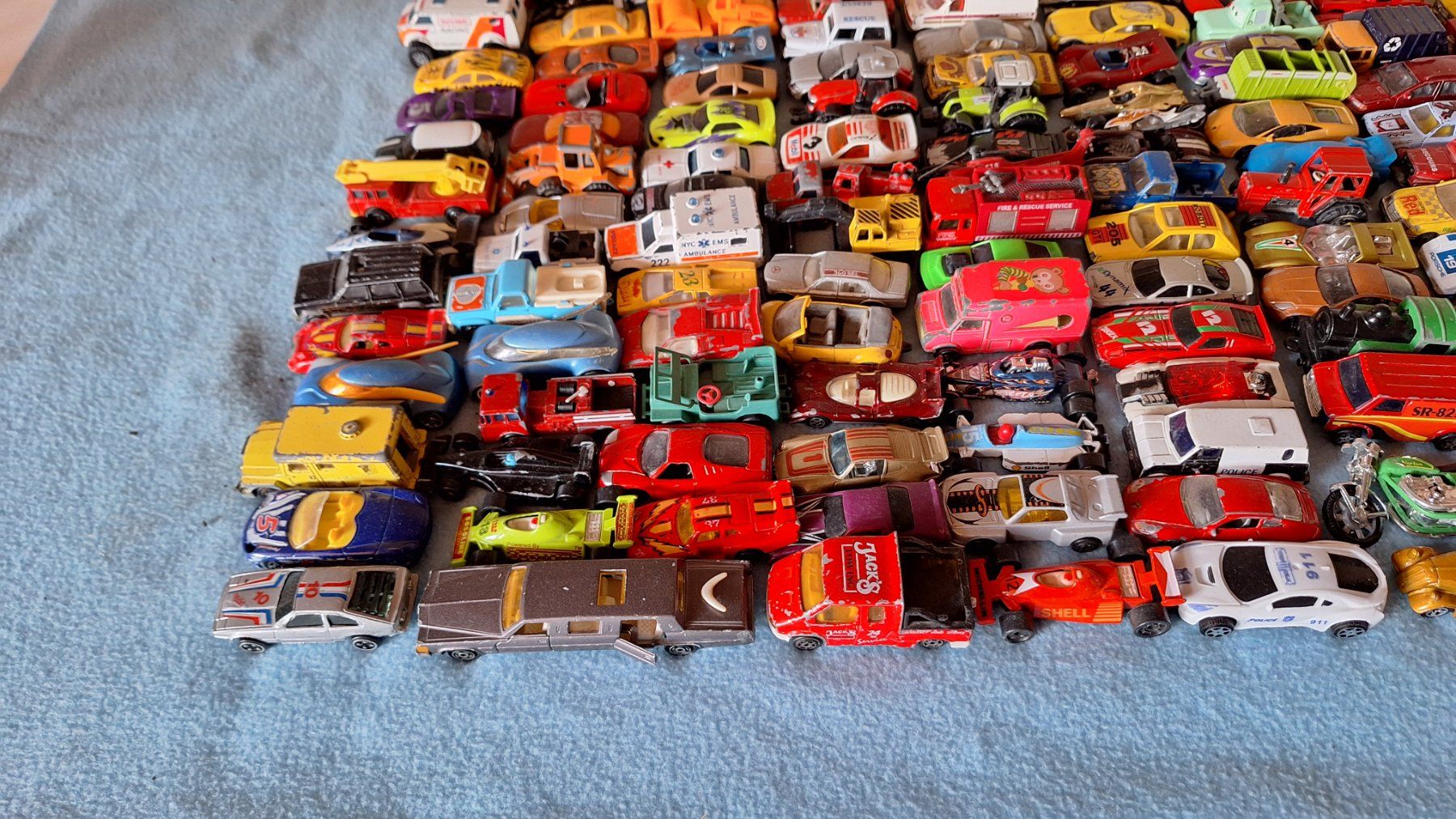 Jouets: Über 200 Spielzeugautos – D'occasion à Wilchingen par 80x120 1