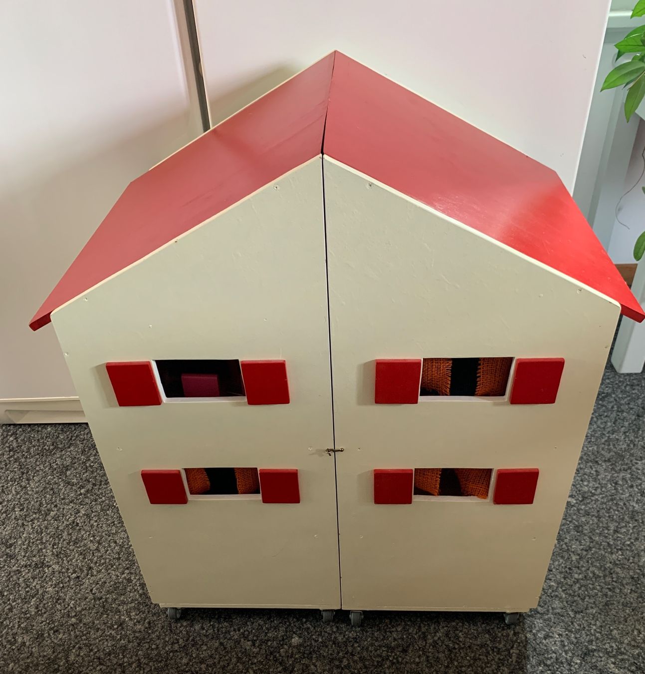 Puppenhäuser & -möbel: Robustes Puppenhaus mit Zubehör – Gebraucht aus Steinebrunn von Littlebird1