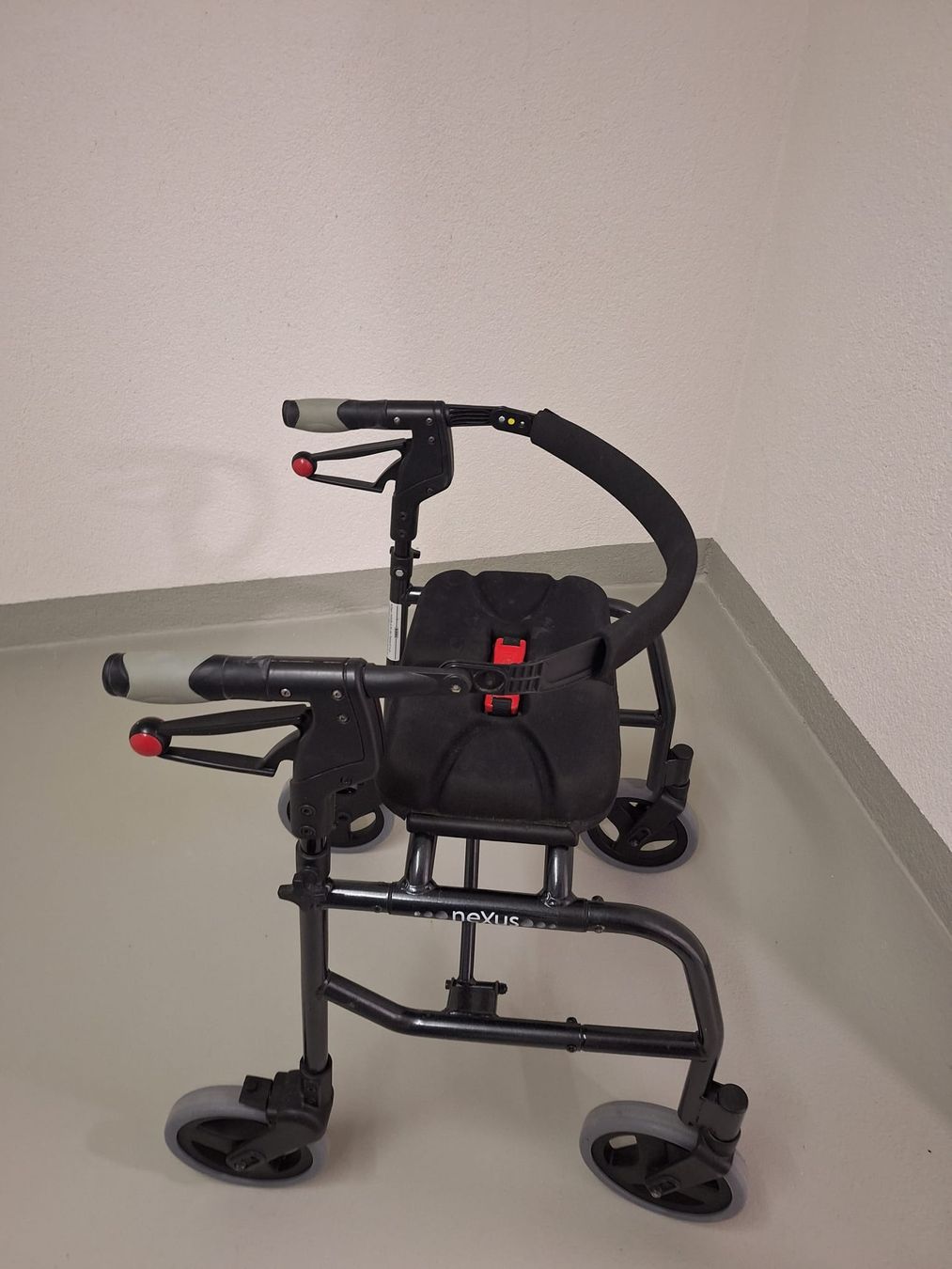Aides à la marche: Rollator von Nexus – D'occasion à Oetwil am See par Barclay64 2