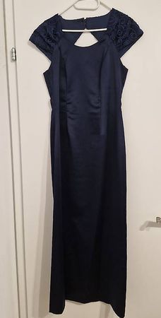 Elegantes dunkelblaues Abendkleid mit Glitzerdetails