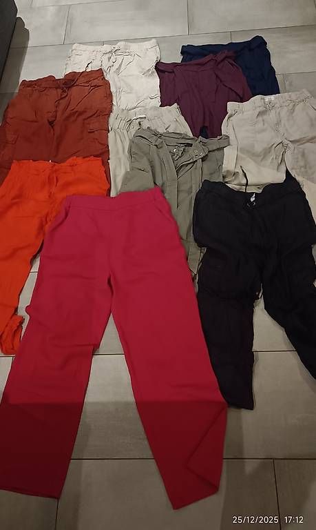 Lotti di vestiti: Habits/bas femme  – Usato da Granges-de-Vesin venduto da Flo802