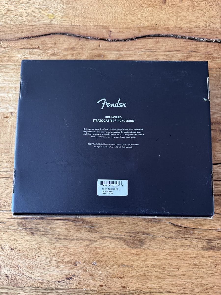 Fender Strumenti musicali: Pickguard Fender – Nuovo e nell'imballaggio originale da Dübendorf venduto da Mavobu 4
