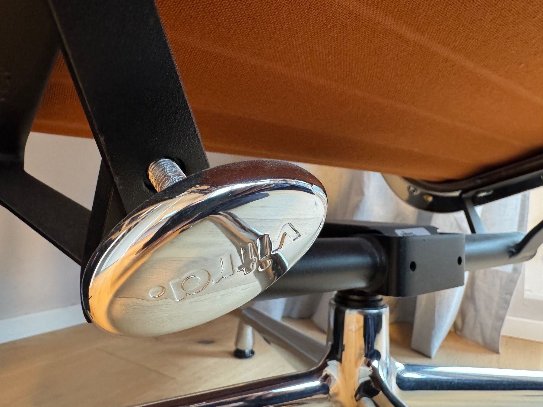 Vitra Poltrone: Vitra Eames Sessel Alu EA124 Cognac mit Ottoman EA125 – Usato da Riehen venduto da Frankauf 9