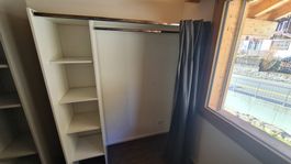 Weisser Kleiderschrank/Schrank mit Tablaren zu verkaufen!