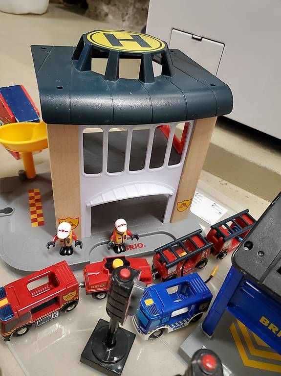 Brio Giocattoli: BRIO Eisenbahn mit Polizei und Feuerwehrstation – Usato da Rüegsauschachen venduto da AnnaG07