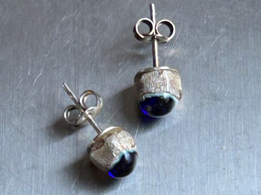Orecchini pendenti & Orecchini a lobo: Silber Ohrstecker mit blauem Stein – Usato da Laufen venduto da Bellavitaboom 1