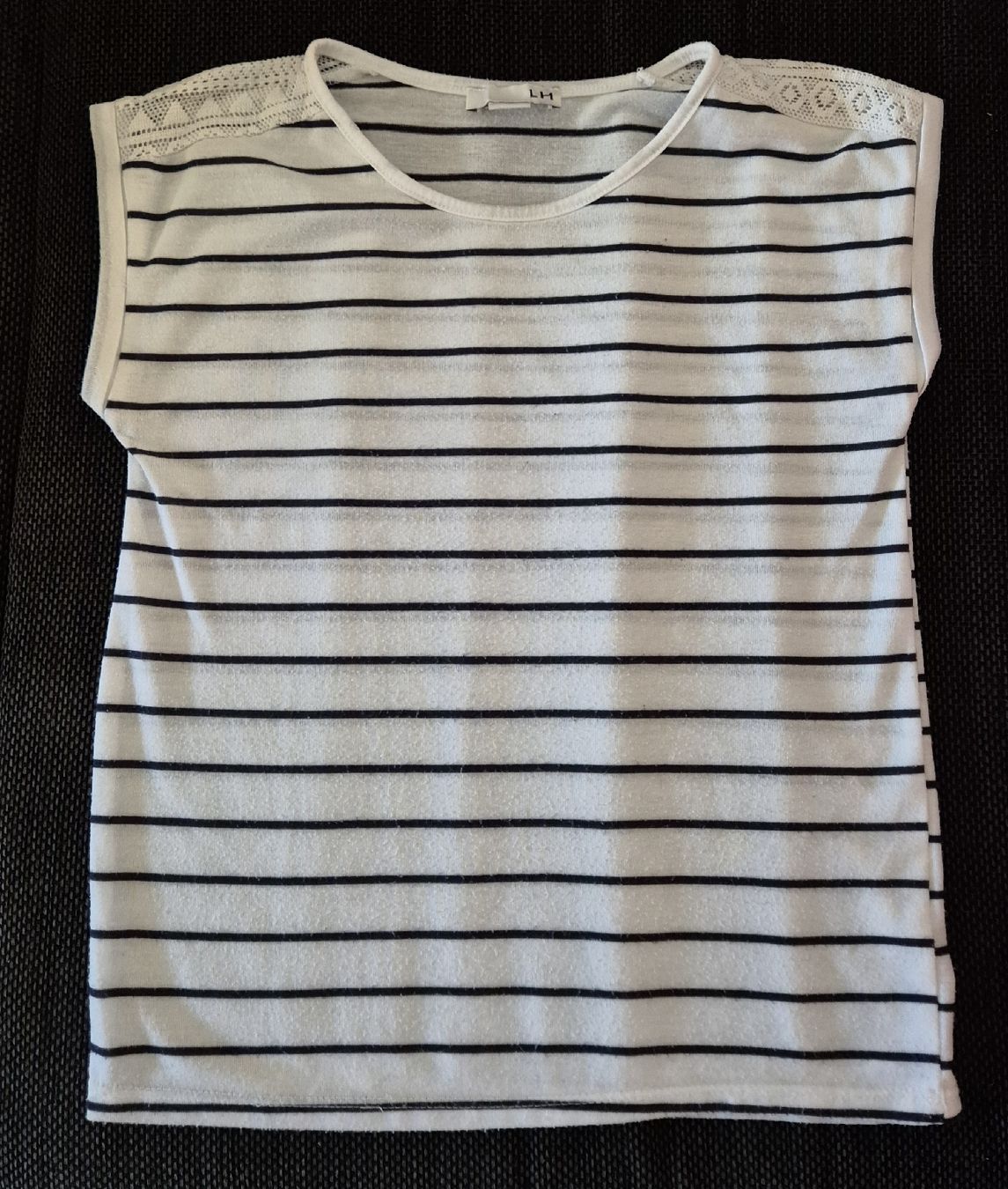 Blusen, T-Shirts & Tops: gestreiftes Shirt mit Muster an Schultern Gr. 140 – Gebraucht aus Zofingen von Shile