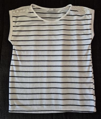 gestreiftes Shirt mit Muster an Schultern Gr. 140
