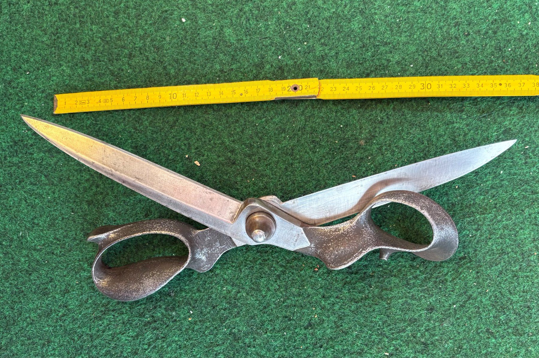 Tutti gli attrezzi: ANTIKE SCHERE 30CM LANG & 842GR SCHWER – Usato da Ostermundigen venduto da wini63 7