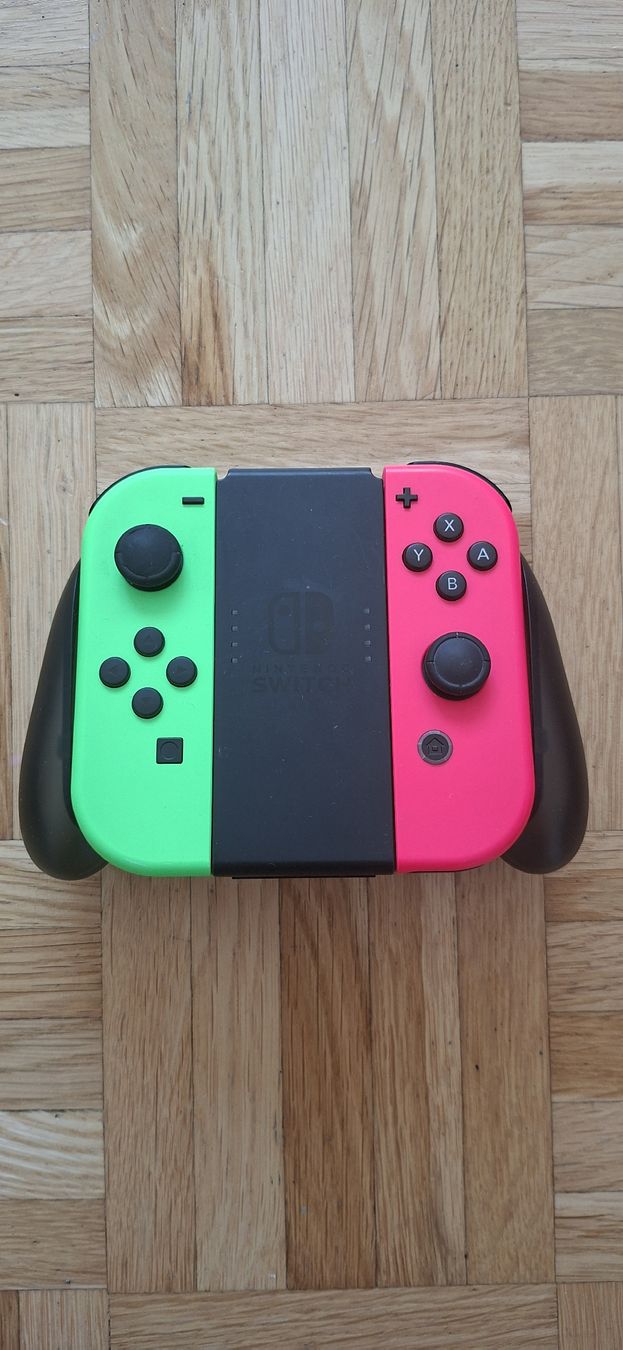 Nintendo Konsolen: 2 neuwertige Joy-Cons mit Aufladehalterung – Neu (gemäss Beschreibung) aus St. Gallen von samfuel