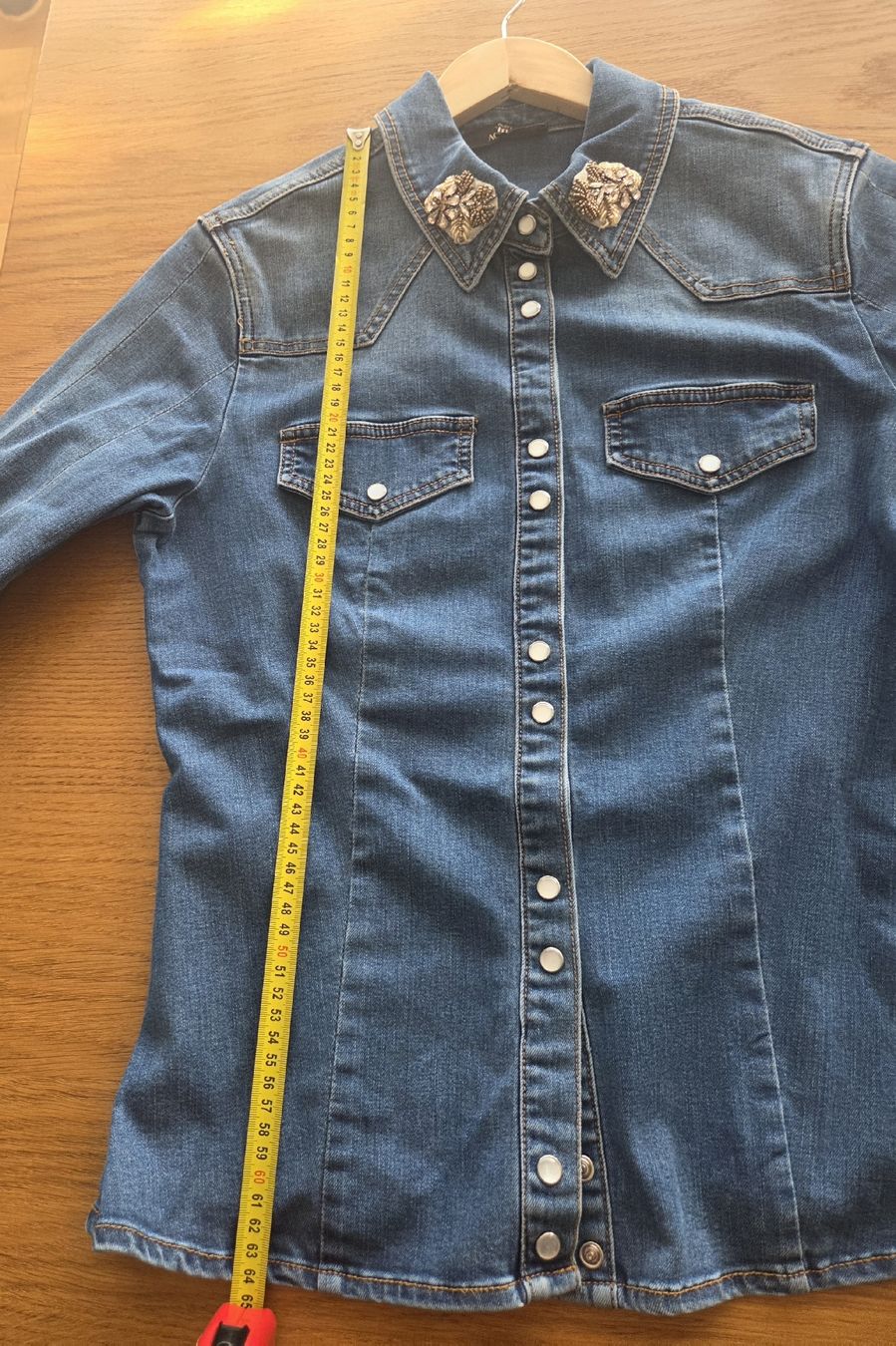 Twinset Camicette: Wunderschöne Jeans-Bluse von Twinset Actitude mit Perlen – Nuovo (secondo la descrizione) da Scherzingen venduto da tan_l9n2 8