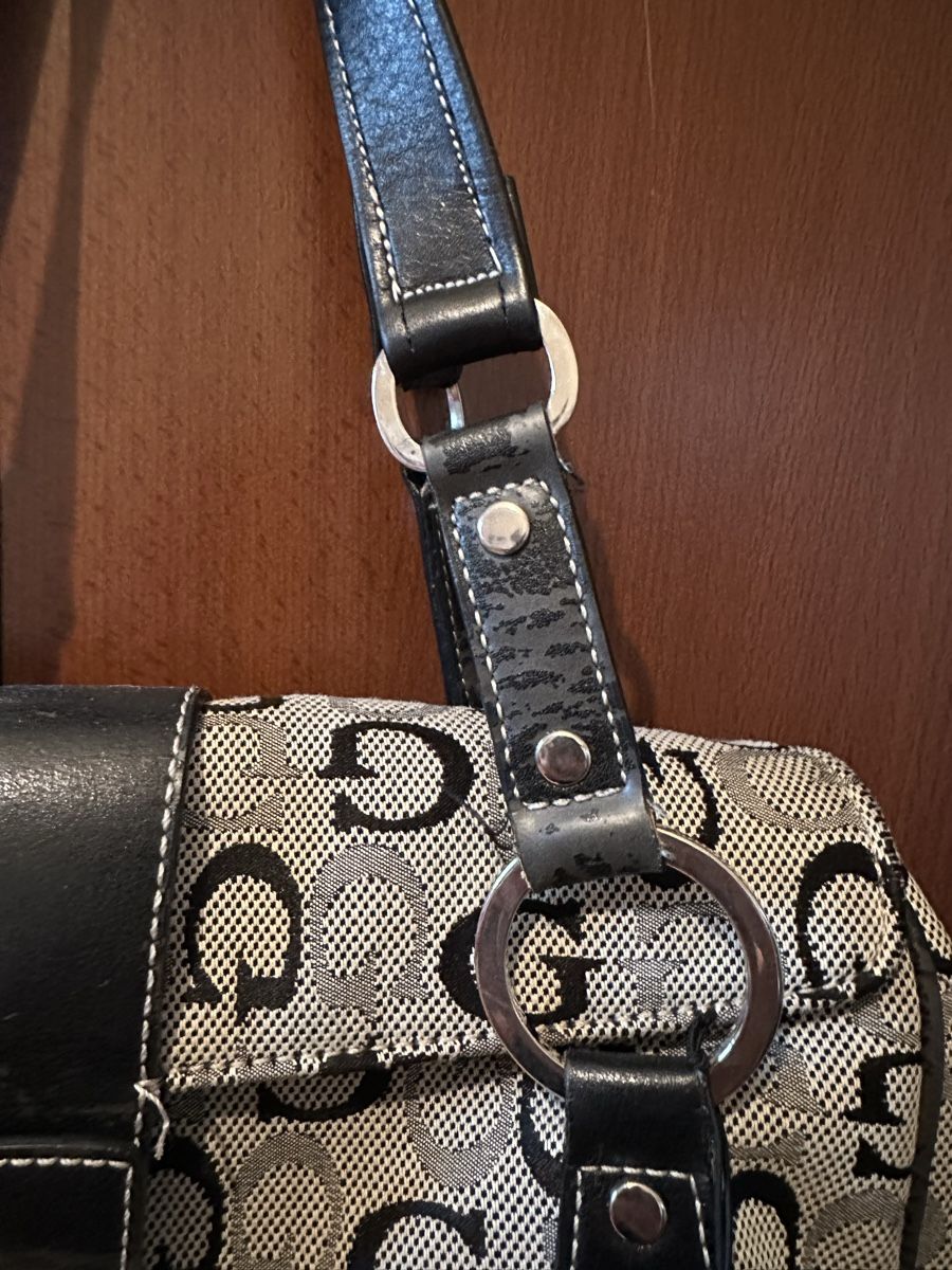 Guess Borse da donna: Handtasche Guess Canvas Damen Gebraucht – Usato da Siebnen venduto da brocki.bebie 2