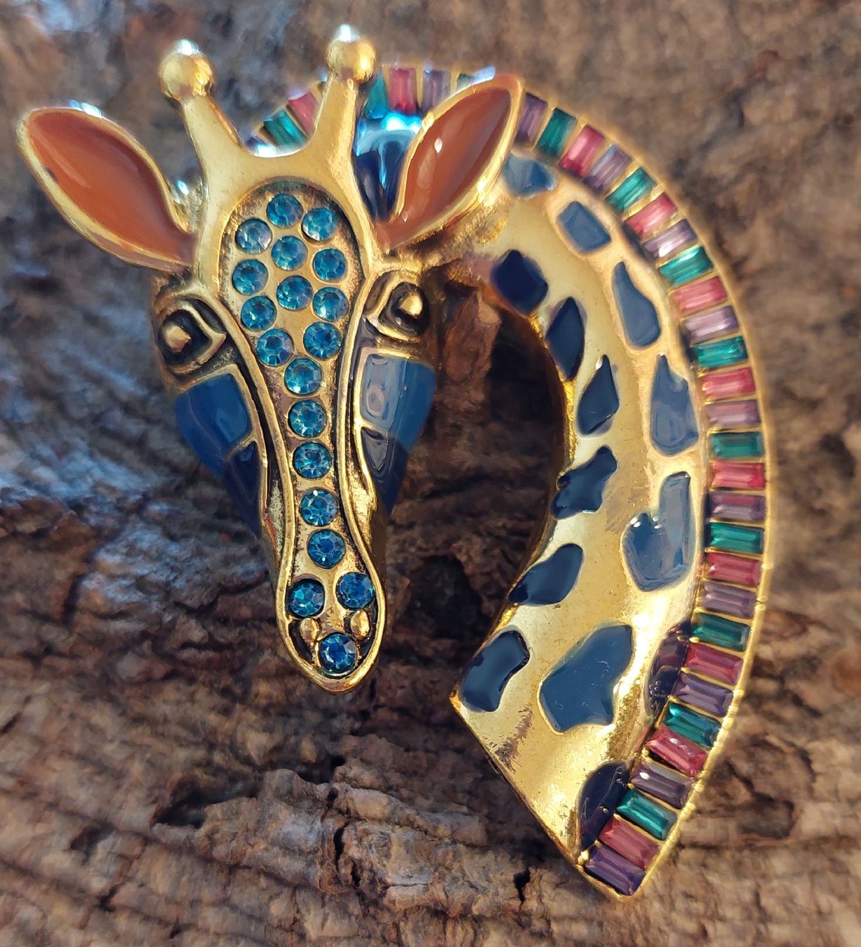 Spille & Fermagli: Brosche Giraffe goldfarben mit blauem und buntem Strass – Nuovo (secondo la descrizione) da Oberwil BL venduto da Hunajakakku 9