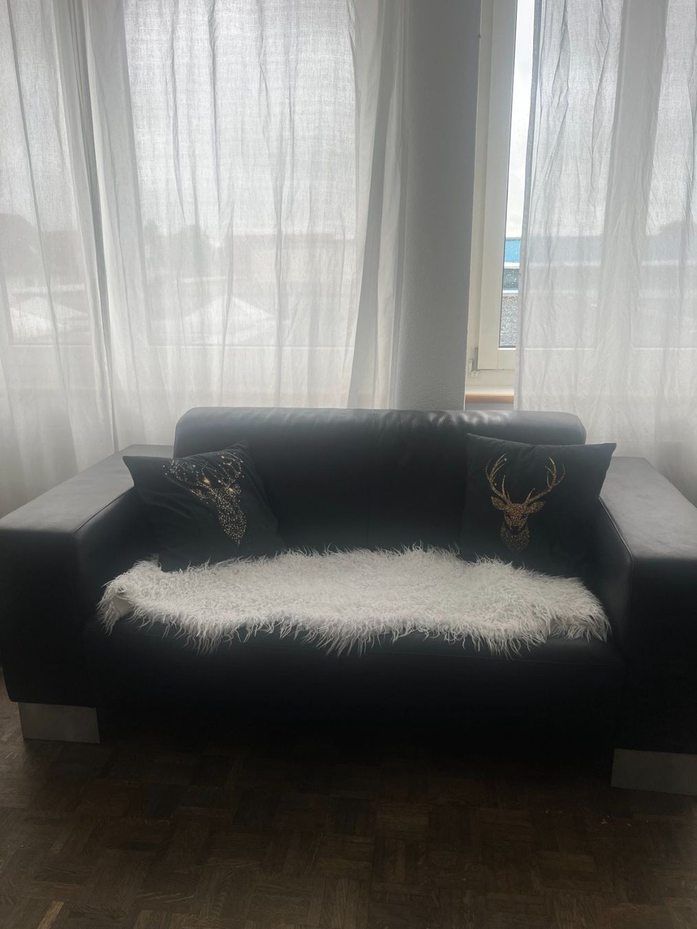 Sofas: Schwarzes Ledersofa, 2-Sitzer – D'occasion à Brüttisellen par ConnyMeuri