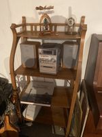 Schönes Holzregal im Vintage-Stil