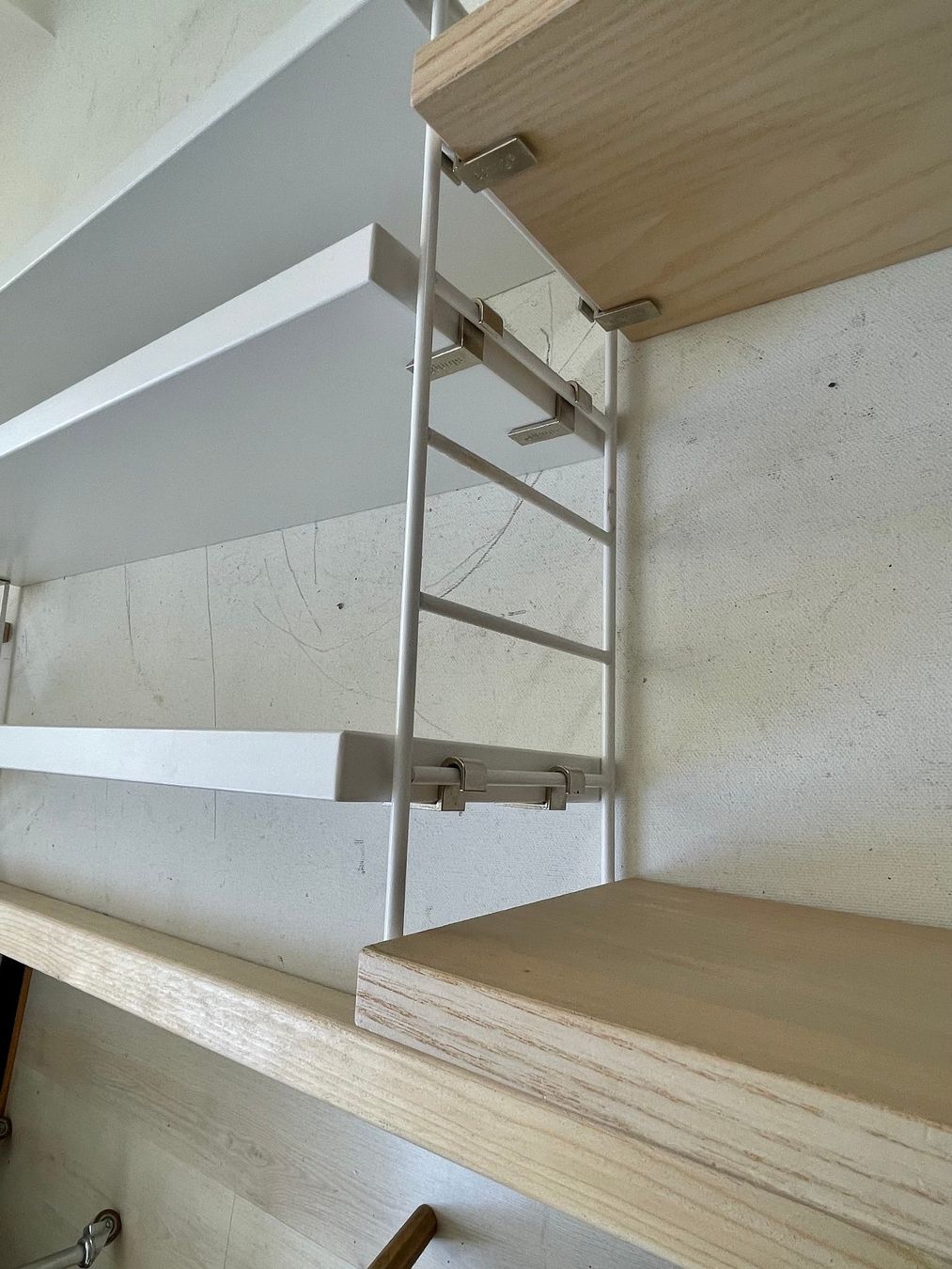 Regale: STRING Wandregal mit 8 Tablaren, weiss und helles Holz – Gebraucht aus Uhwiesen von malerbis 1