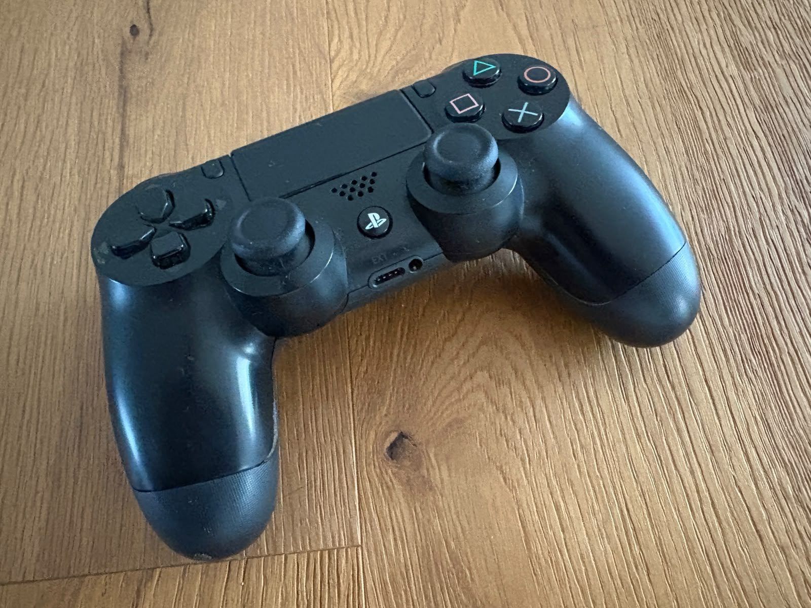 Sony Console: Sony PS4 inkl. 4 Games, Controller und Ladestation – Usato da Algetshausen venduto da Sili2000 2