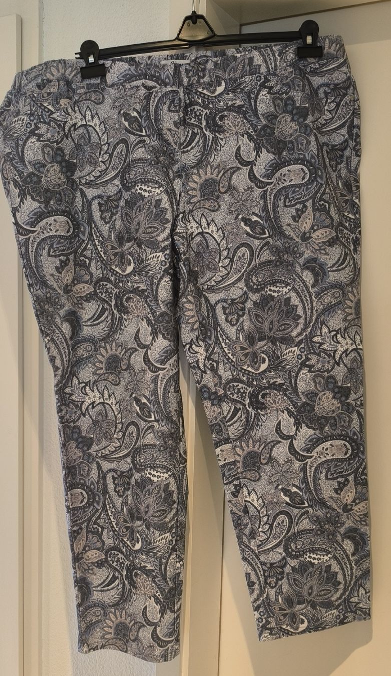Kleiderpakete: 4 wunderschöne Hosen, 52 – Gebraucht aus Nottwil von Chazebusi