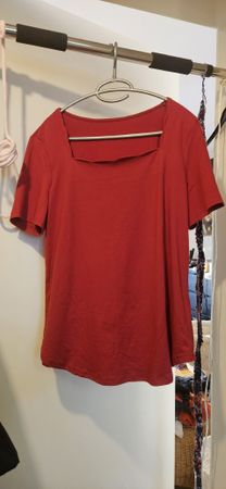 Rotes Sommer T-Shirt mit speziellem Ausschnitt, Grösse L