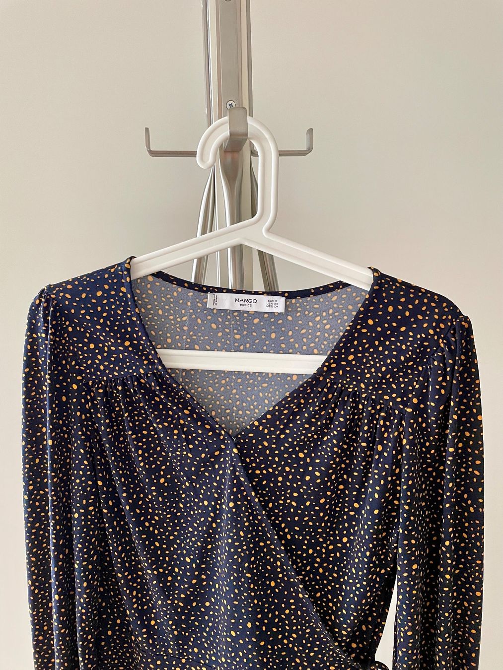 Mango Kleider: Schwarzes Kleid mit Muster & langen Ärmeln von Mango – Gebraucht aus Zürich von Le_juste_brix 1