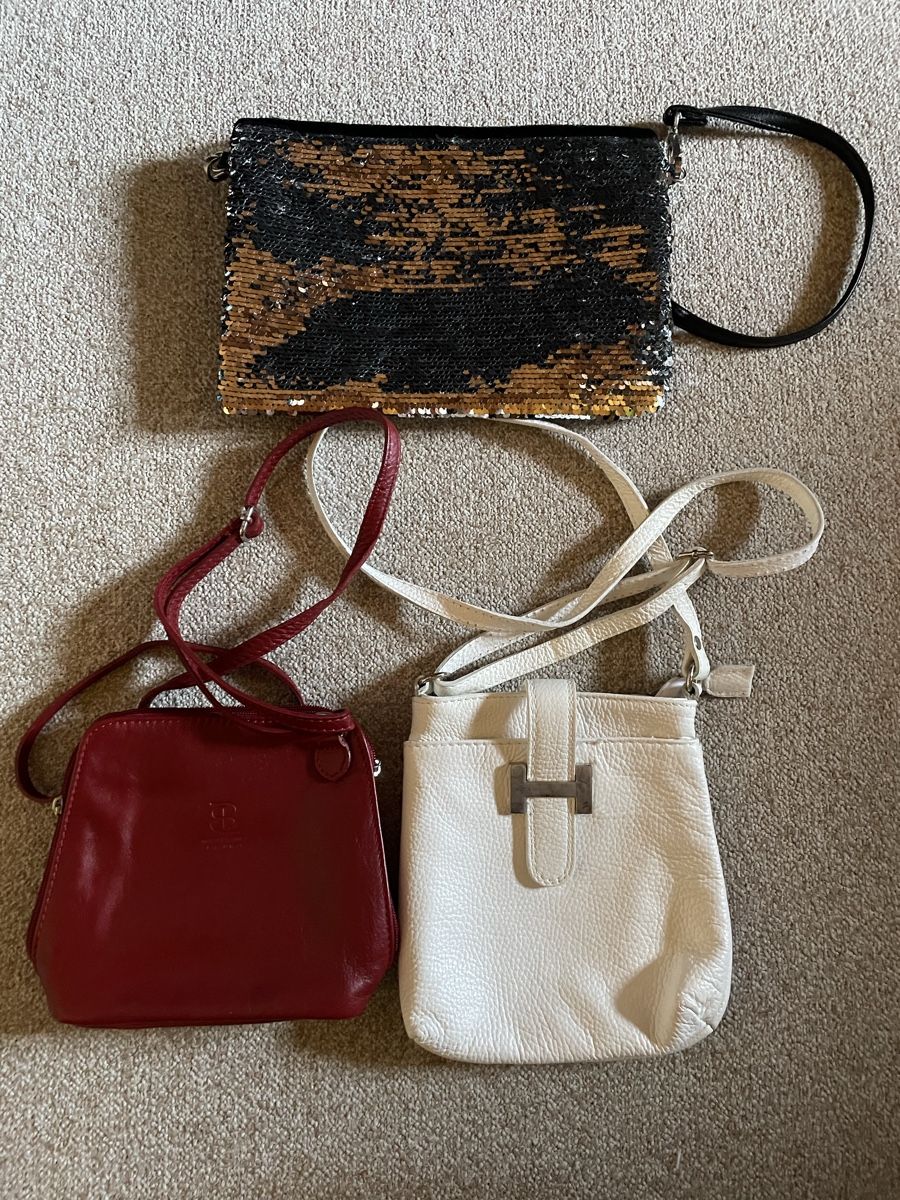 Borse da donna: 3 Handtaschen, klein, Rot, Schwarz, Weiss – Usato da Zugerberg venduto da rob_jl6j