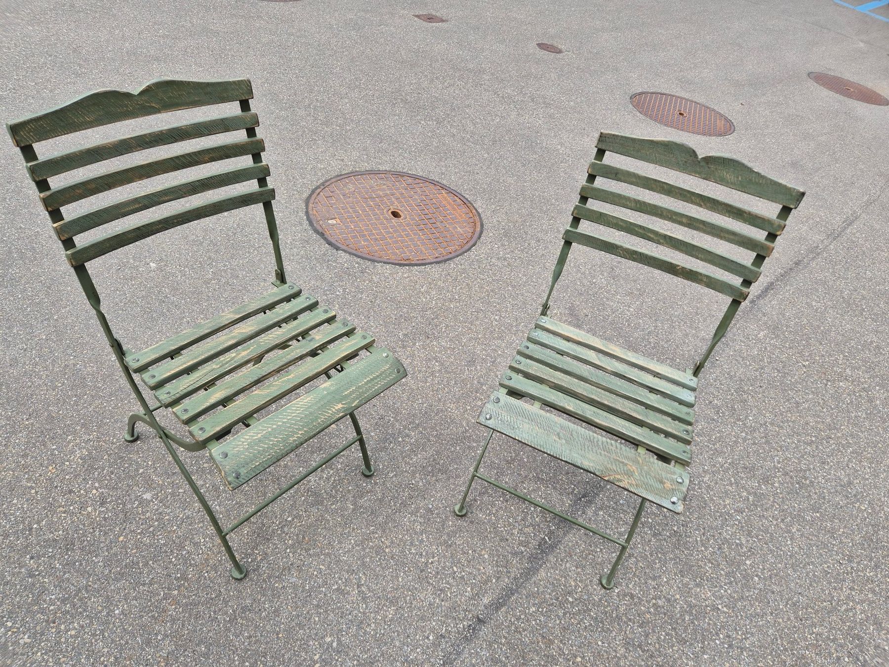 Chaises: 2 Holzstühle schäbi schick klappbar – D'occasion à Winterthur par laerchenstrasse
