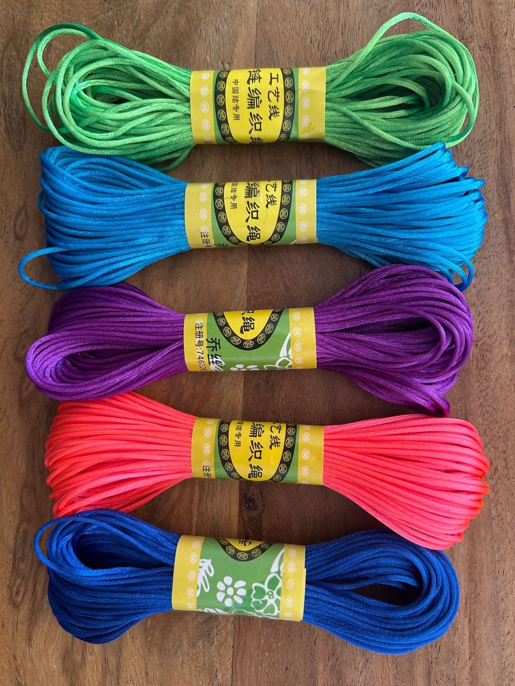 Cordicelle & Fili: Set 5x Garn für Perlen, Makramee etc, 2mm – Nuovo e nell'imballaggio originale da Geneve venduto da vane267