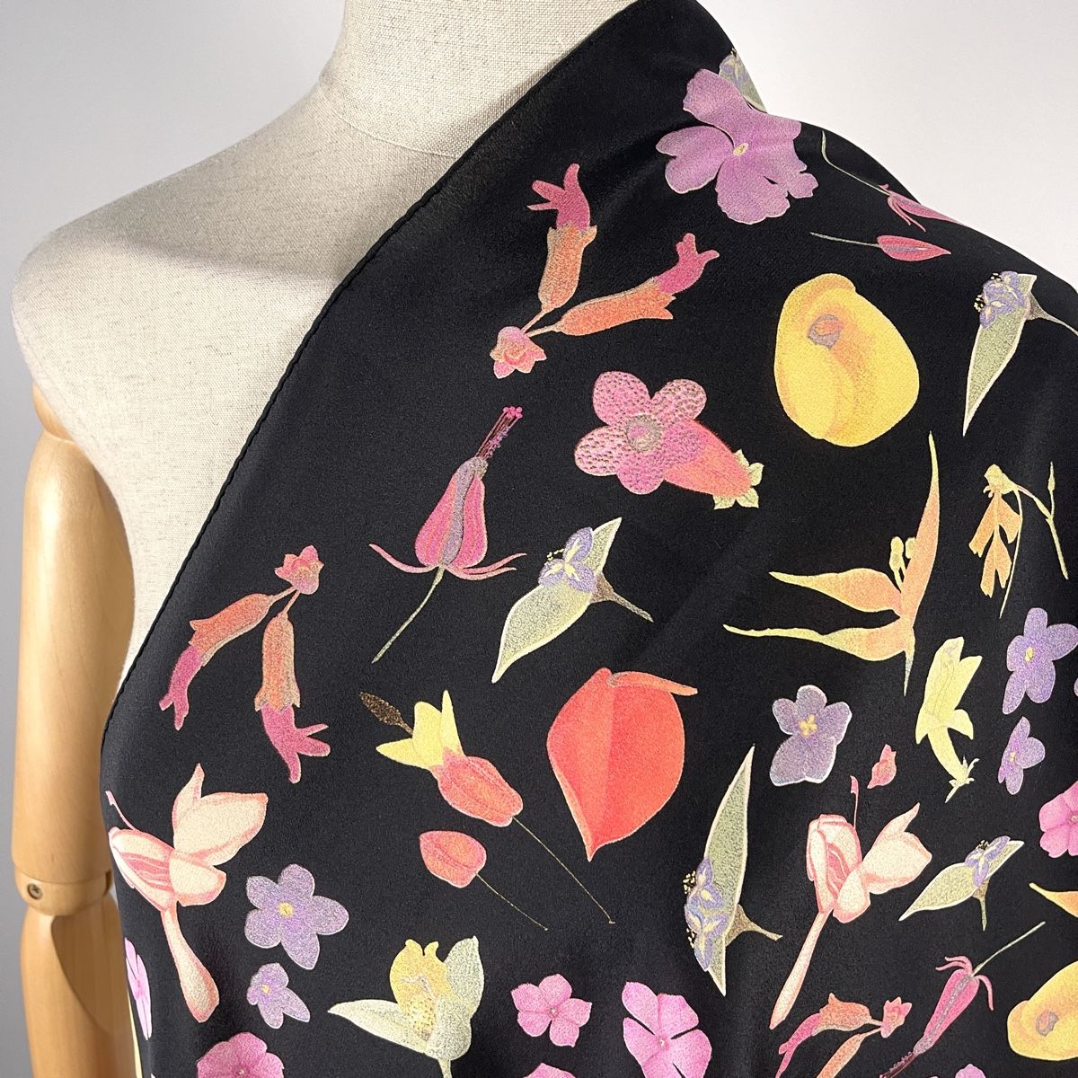 Fabric Frontline Foulard & Sciarpe: FABRIC FRONTLINE New Silk Scarf – Nuovo (secondo la descrizione) da Emmen venduto da Nightingale_2022 2
