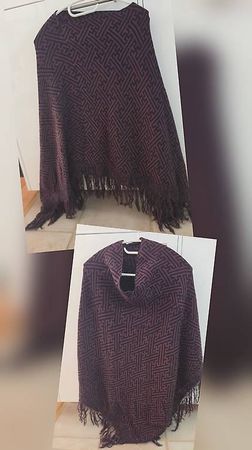 Elegantes Strick-Poncho mit Muster & Fransen