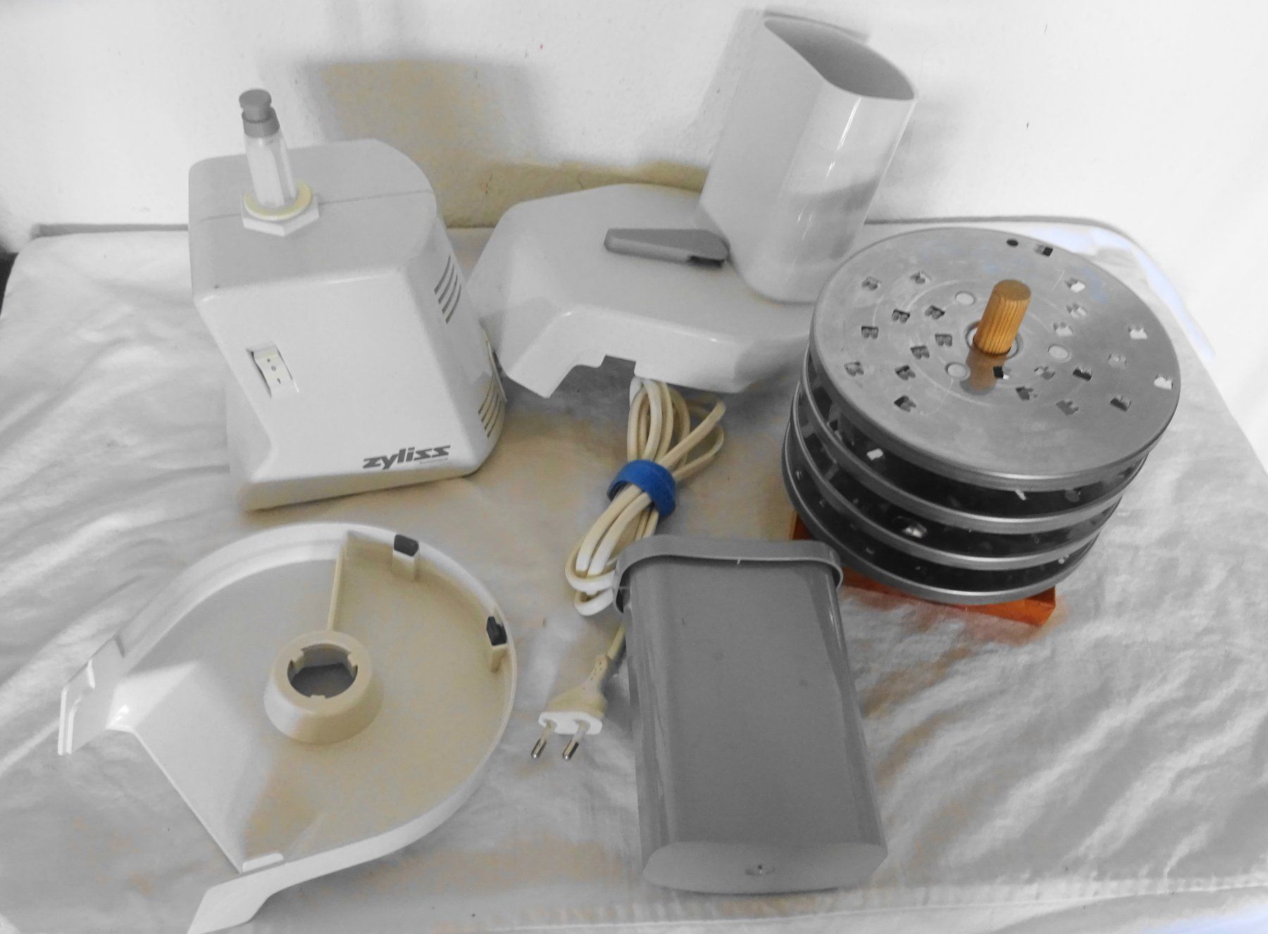Zyliss Elettrodomestici da cucina: ZYLISS Elektro Scheibenraffel mit 4 Scheibenraffeln – Usato da Zürich venduto da Connie8 2