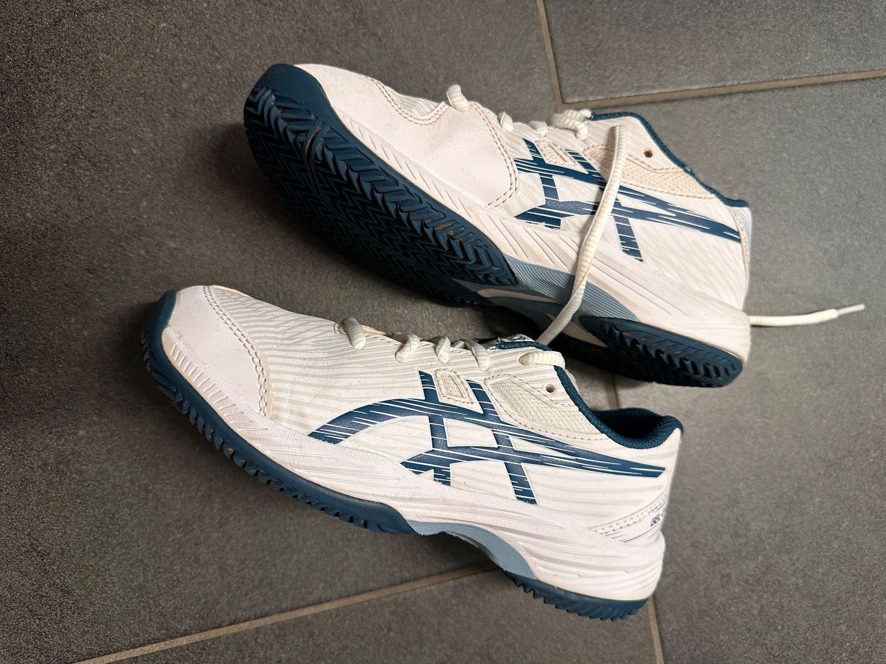 Asics Chaussures garçon: ASICS Tennisschuh, Kinder 33,5 – D'occasion à Wilen b. Wollerau par Marvinh2g2 1