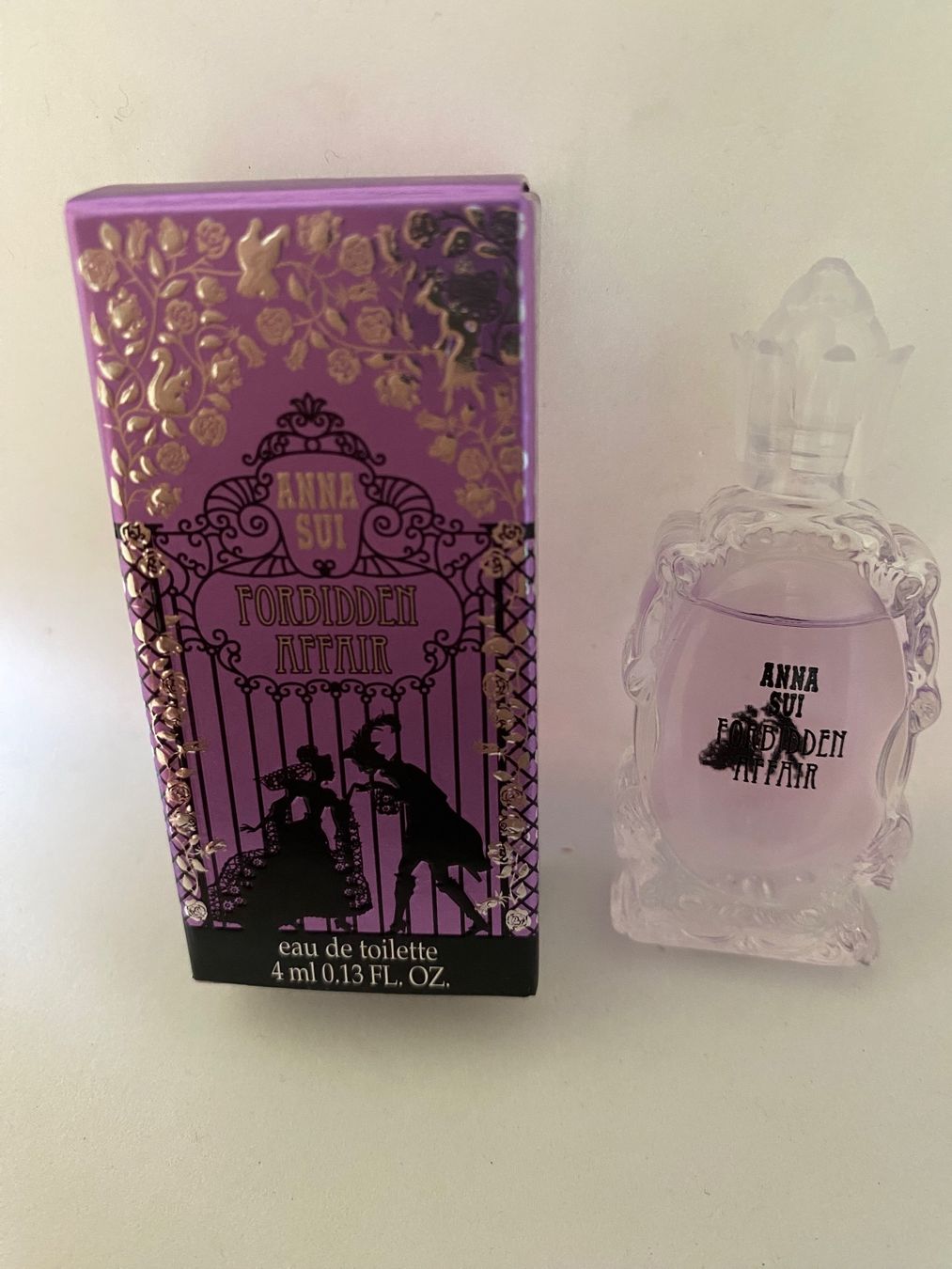 Parfum & Eau de Toilette: Miniature Forbidden Affair Anna Sui – Neu und originalverpackt aus Bouveret von wes_7zll