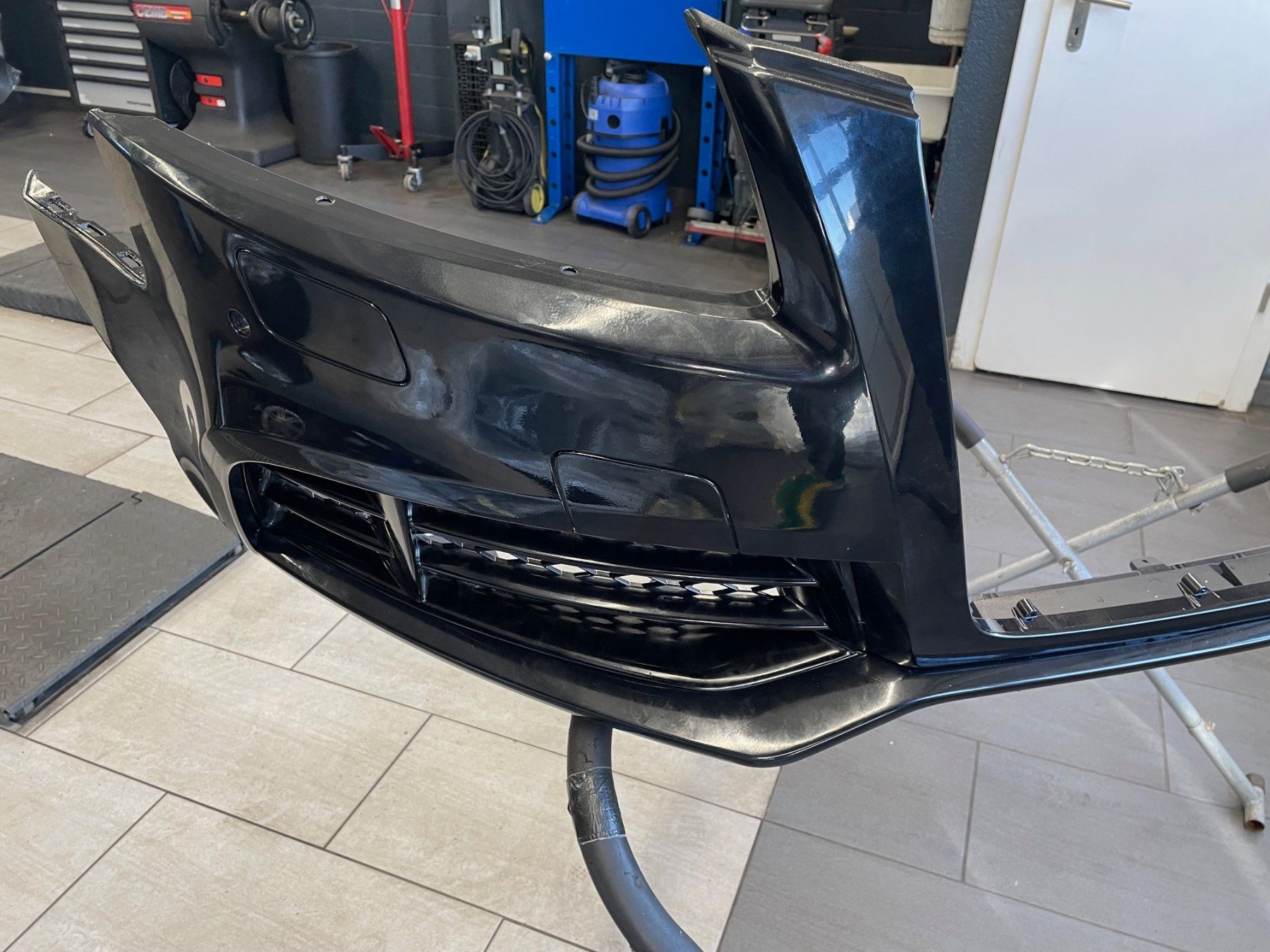 Audi Tutti pezzi di ricambio auto: Originale RS5 Frontstossstange – Usato da Adlikon b. Regensdorf venduto da Giveaways 4