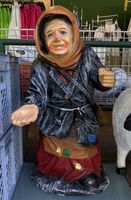Bettlerin Figur mit Schürze und Halstuch