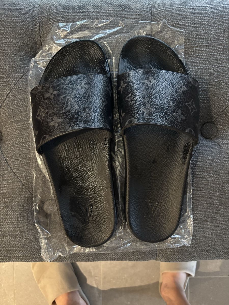Louis Vuitton Scarpe da uomo: Louis Vuitton Waterfront Pantoletten Gr. 9.5 – Nuovo (secondo la descrizione) da Oberwil-Lieli venduto da stylebender