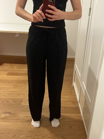 schwarze Sommerhose mit Stickmuster