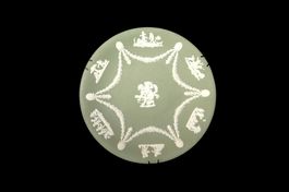 Reichhaltig verzierter Wedgwood-Zierteller mit Amor
