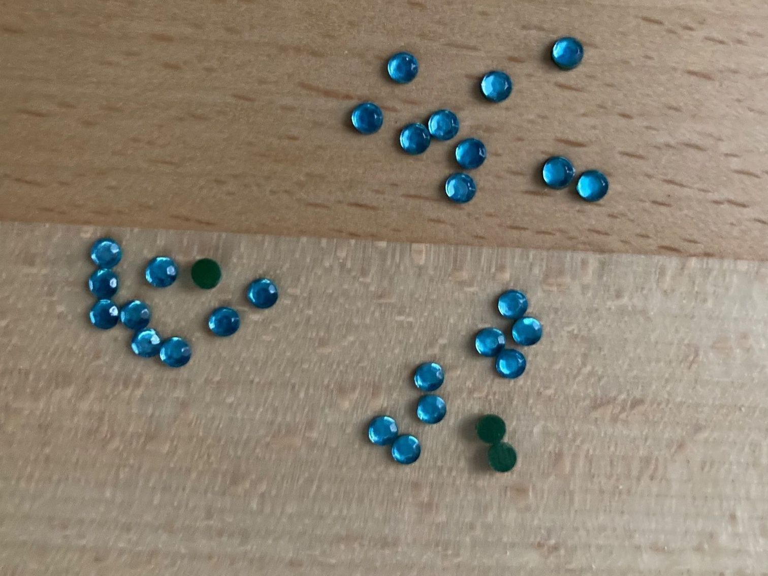 Perle (finte): Hotfix Strasssteine Hellblau 2,5 mm, 200 St – Nuovo (secondo la descrizione) da Erlach venduto da Schaliko 1