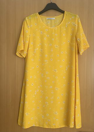 Robe d'été fluide, jaune à fleurs blanches
